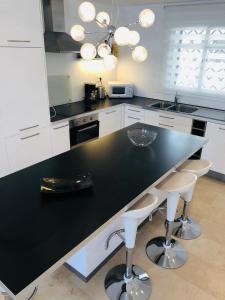 Kuchyňa alebo kuchynka v ubytovaní Luxury Duplex in Aloha Gardens close to Puerto Banus