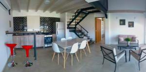 a kitchen and dining room with a table and chairs at Del Bono Beach Complejo Bahia in Las Tapias