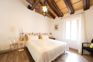 チヴィダーレ・デル・フリウーリにあるCasa Morganaの白いベッドルーム(大型ベッド1台、窓付)