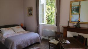 A bed or beds in a room at LA SEIGNEURIE DE TILLAC