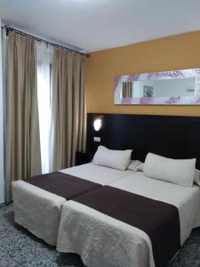 Posteľ alebo postele v izbe v ubytovaní Hotel de Los Faroles