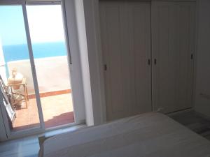 Giường trong phòng chung tại Apartamento Vistas Espectaculares al Mar +12 ảnh