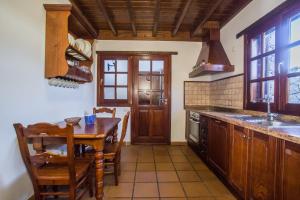 Kuchyňa alebo kuchynka v ubytovaní A2 Casas Y Villas juani y juan lanzarote (tomaren) Free WiFi