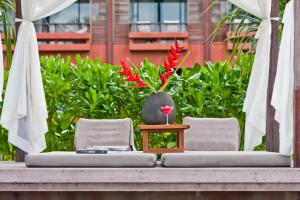 Aed väljaspool majutusasutust Hansar Samui Resort & Spa - SHA Extra Plus
