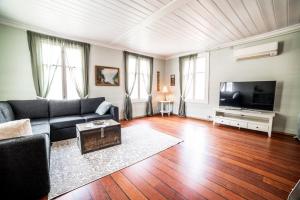 a living room with a couch and a flat screen tv at Lærdalsøren Motor Guesthouse in Lærdalsøyri