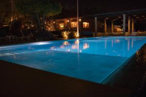 una piscina iluminada por la noche en Union Amicale Corse Dakar, en Dakar