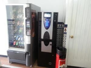 英格兰海滩Hostal Casa de Huéspedes San Fernando - Adults Only的一台自动售货机,旁边装有手机