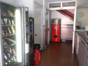 英格兰海滩Hostal Casa de Huéspedes San Fernando - Adults Only的配有冰箱和苏打水机的客房