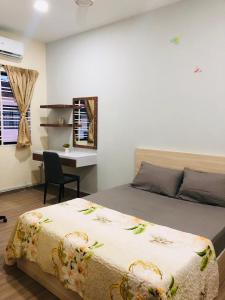 Llit o llits en una habitació de Seri Manjung HomeStay @Spacious Family Home