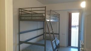 A bunk bed or bunk beds in a room at Pis Firalet - Olot