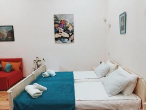 Cette chambre comprend un lit et un canapé avec des serviettes. dans l'établissement Tamaras apartment, à Tbilissi