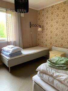 Cama o camas de una habitación en Bjørkum Gard