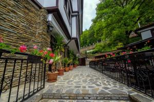 Hotel Manastir Sv. Joakim Osogovski外面的花园