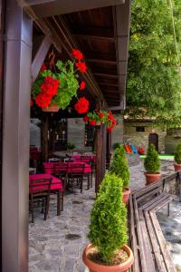 Hotel Manastir Sv. Joakim Osogovski外面的花园