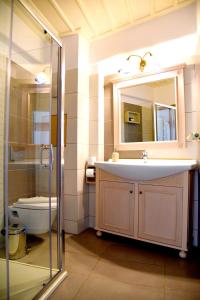 キスノスにあるHotel Messariaのバスルーム(洗面台、トイレ、鏡付)