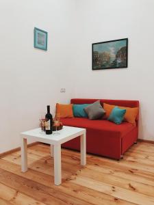 - un salon avec un canapé rouge et une table dans l'établissement Tamaras apartment, à Tbilissi