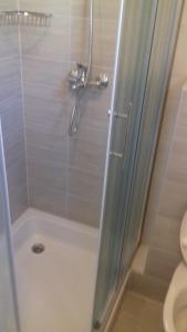 una ducha con puerta de cristal en un baño en Apartments Lancek, en Ivan Dolac 55 fotos más