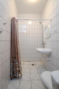 La salle de bains est pourvue d'une douche, d'un lavabo et de toilettes. dans l'établissement Pas Eda, à Palanga
