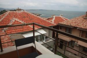uma vista a partir da varanda de um edifício com telhados vermelhos em Family Hotel Emilia em Sozopol