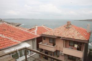 uma vista sobre os telhados das casas e o oceano em Family Hotel Emilia em Sozopol