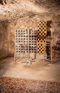 een kamer met twee stoelen en een stapel pijpen bij Home 12 les Vignes in Châteauneuf-du-Pape