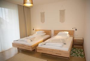 2 Einzelbetten in einem Zimmer mit in der Unterkunft Pension Schüssler in Bad Sankt Leonhard im Lavanttal