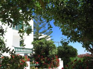 聖安娜納克索斯的住宿－HOTEL KAPARI，花卉花园中一座有楼梯的建筑