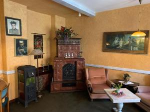 sala de estar con silla y chimenea en Apartament w Kamienicy, en Biskupiec