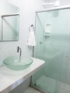 ein Badezimmer mit Waschbecken und Glasdusche in der Unterkunft Solar Teixeira Residencial in Porto De Galinhas + 46 Fotos