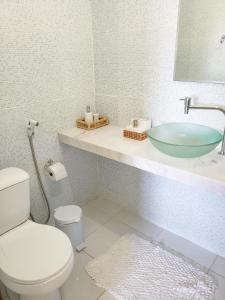 ein Badezimmer mit Waschbecken und Toilette in der Unterkunft Solar Teixeira Residencial in Porto De Galinhas