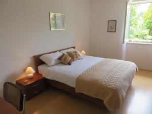 Schlafzimmer mit einem Bett und einem Fenster in der Unterkunft Gianna Apartment Labin in Labin