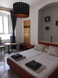 Postel nebo postele na pokoji v ubytování Main Bus Station Rooms