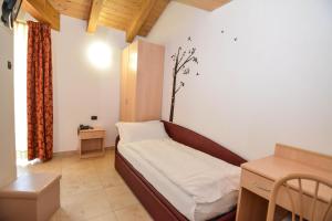 Rúm í herbergi á ALPieve Albergo Pieve