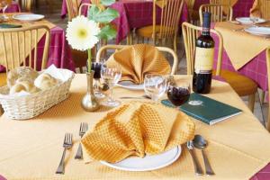 Jídlo v hotelu nebo okolí + 17 fotografií