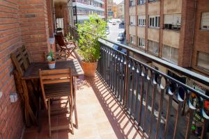 - un balcon avec une table et des chaises dans un bâtiment dans l'établissement Apartamento 8 - 10 pax Soria - Centro, à Soria