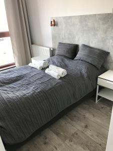 sypialnia z łóżkiem z dwoma ręcznikami w obiekcie Nowa Motława Studio 31 SPA w Gdańsku