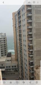 vistas al océano desde un edificio en Khaled Ibn Al Waleed Apartment by Alexander the Great Hotel en Alexandria