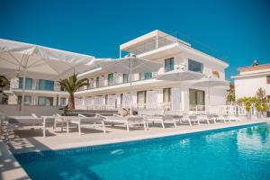 Bazén v ubytování Laguna Resort by Diomedes Group nebo v jeho okolí