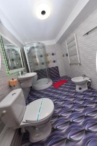 ママイアにあるApartament Florinのバスルーム(トイレ2つ、シャワー付)