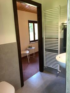 bagno con servizi igienici e lavandino di B&B Casa Cuccagna a Fratte Rosa