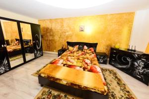 
Un pat sau paturi într-o cameră la Apartament Bogdan
