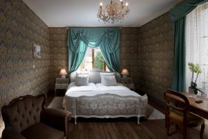 Schlafzimmer mit einem Bett und einem Fenster in der Unterkunft Au Vieux Manoir in Monthey
