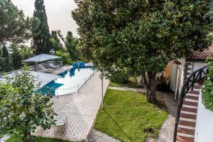 an overhead view of a swimming pool in a yard at Ischia Dream Sunset in Ischia