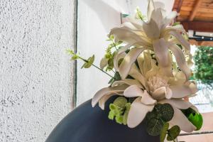 a bouquet of white flowers in a blue vase at Ischia Dream Sunset in Ischia