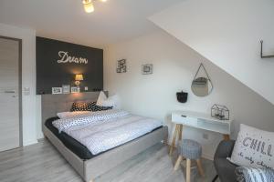Ferienwohnung Traumblick في Wolfshagen: غرفة نوم بها سرير ومكتب وكرسي
