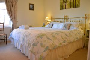 a bedroom with a large bed in a room at 19 Upper Linney in Ludlow