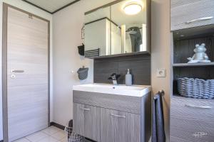 Ferienwohnung Traumblick في Wolfshagen: حمام مزود بحوض ومِرآة +22 صورة