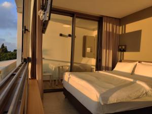 Postel nebo postele na pokoji v ubytování Luxury Suites by Notaly Ariel