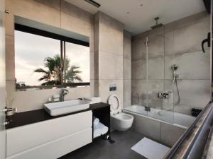 Koupelna v ubytování Luxury Suites by Notaly Ariel + 37 fotografií