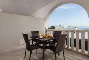 jadalnia ze stołem i krzesłami na balkonie w obiekcie Villa Anja w Splicie